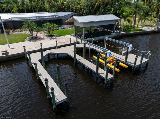 Exterior, Lake