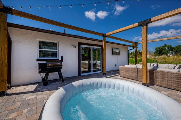 Exterior, Pool