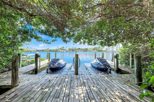 Exterior, Lake