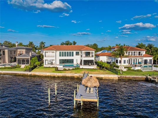 Exterior, Lake