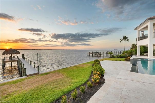 Exterior, Lake