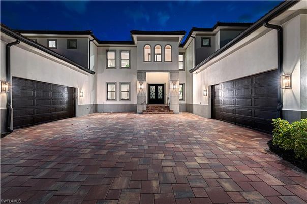 Attached, Exterior, Facade, Mediterranean