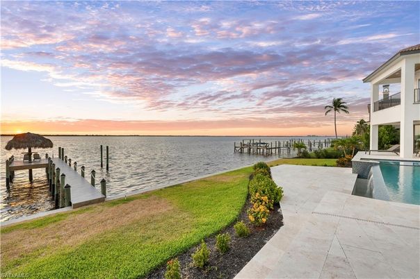 Exterior, Lake