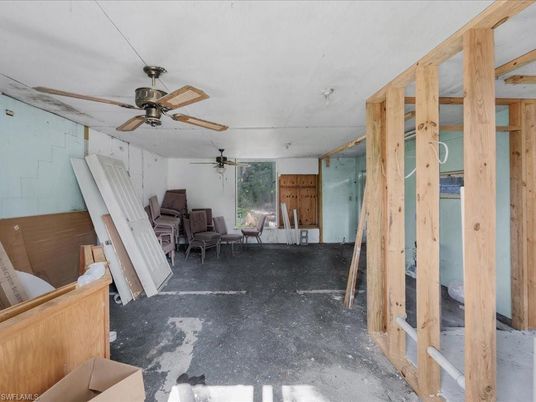 Empty room, Interior