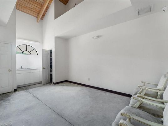 Empty room, Interior, Wooden Beams, Wooden Ceilings