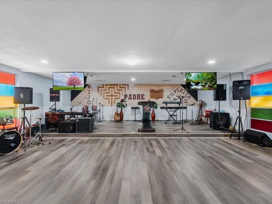 Fitness Equipment, Interior, Recessed Lighting, Wood Texture Flooring