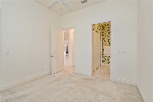 Empty room, Interior