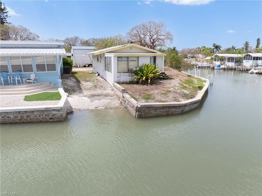 Exterior, Lake