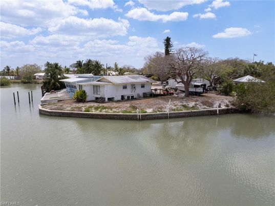 Exterior, Lake