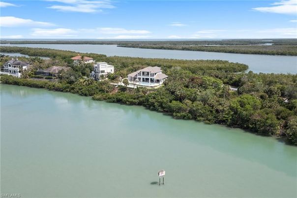 Exterior, Lake