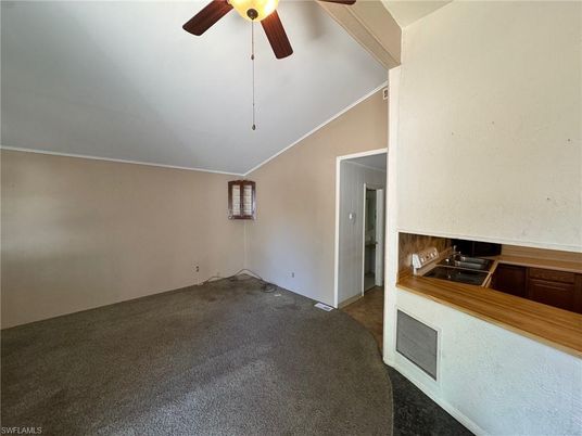Empty room, Interior