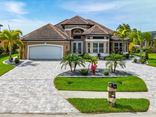 Attached, Exterior, Facade, Mediterranean