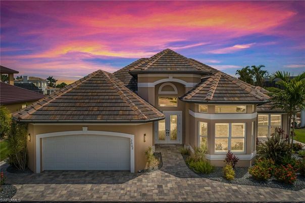 Attached, Exterior, Facade, Mediterranean