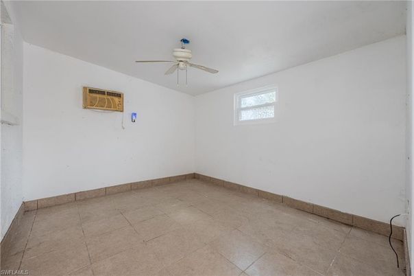 Empty room, Interior