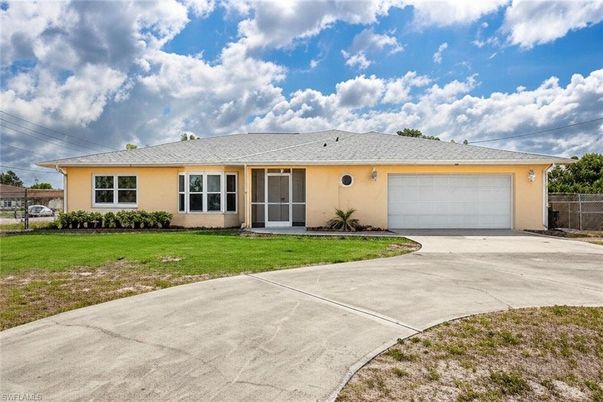Attached, Exterior, Facade, Ranch