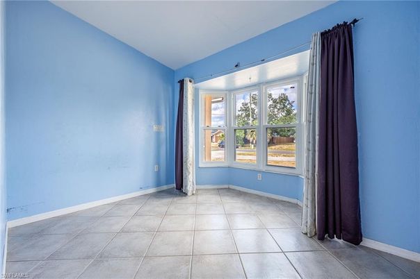 Empty room, Interior