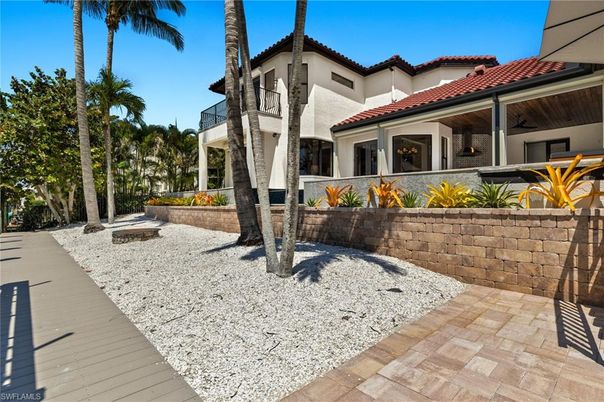 Exterior, Lake