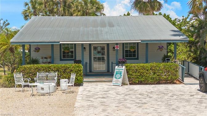 Exterior, Facade, Cape Cod