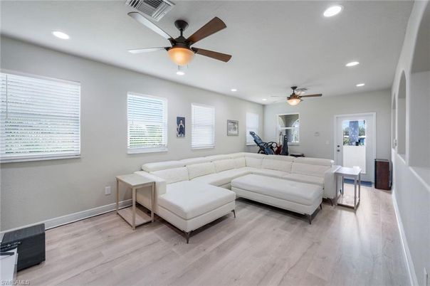Fitness Equipment, Interior, Living room, Recessed Lighting, Wood Texture Flooring