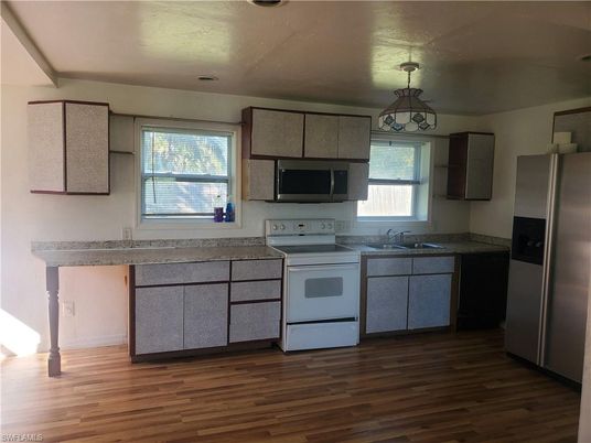 Interior, Kitchen, Pendant Lights, Wood Texture Flooring
