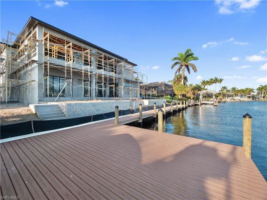 Exterior, Lake