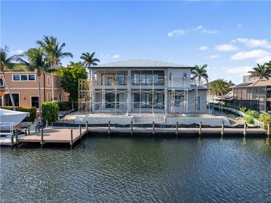 Exterior, Lake