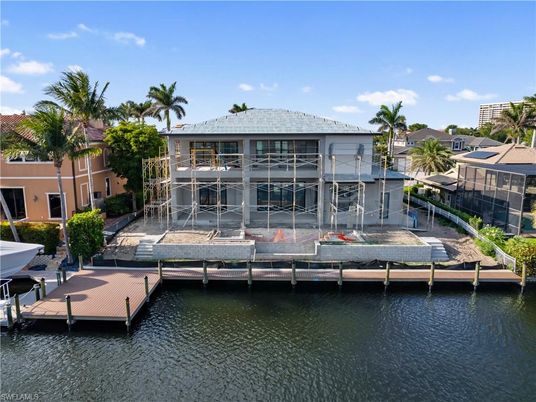 Exterior, Lake