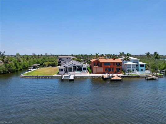 Exterior, Lake