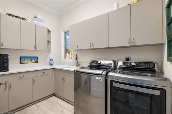 Interior, Washer, Wood Texture Flooring