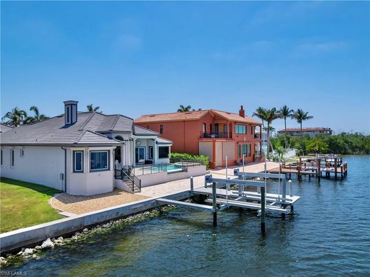 Exterior, Lake