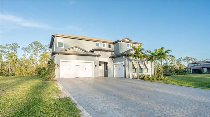 Attached, Backyard, Exterior, Facade, Modern