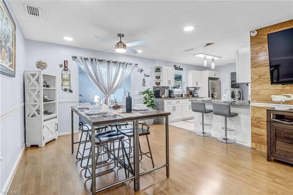 Dining room, Interior, Kitchen, Pendant Lights, Recessed Lighting, Wood Texture Flooring