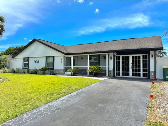 Backyard, Exterior, Facade, Ranch
