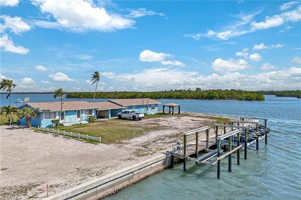 Exterior, Lake