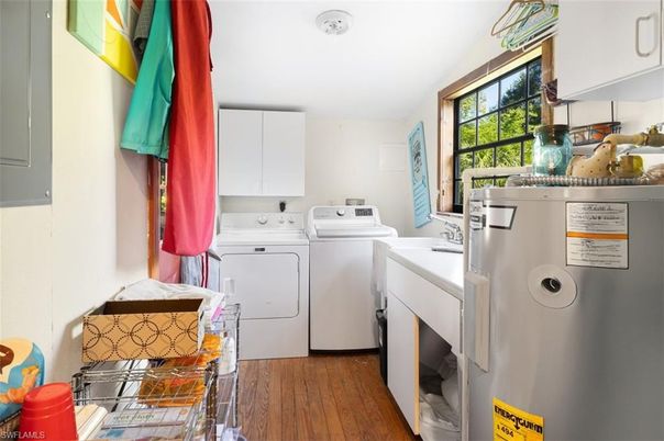 Interior, Washer, Wood Texture Flooring