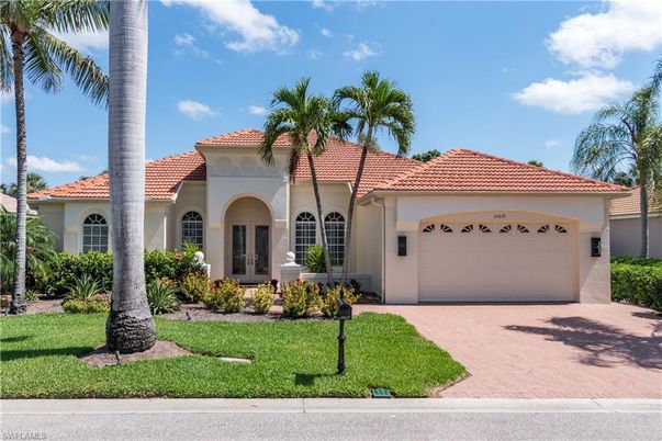 Attached, Exterior, Facade, Mediterranean