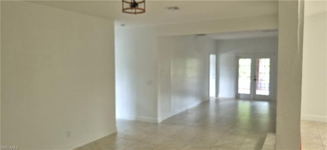 Empty room, Interior