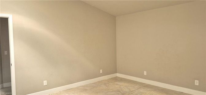 Empty room, Interior