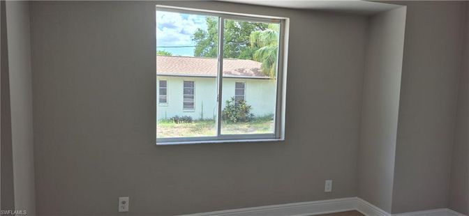 Empty room, Interior