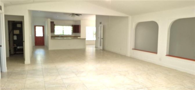 Empty room, Interior