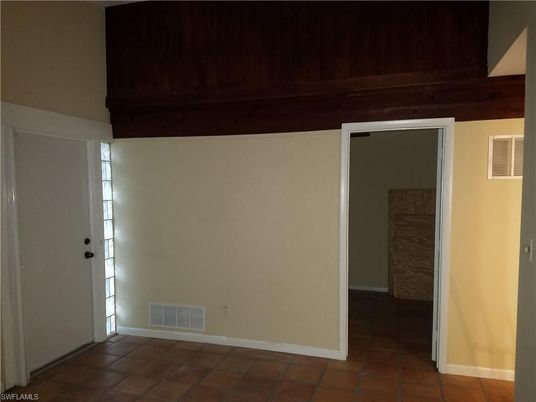 Empty room, Interior