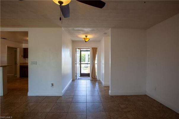 Empty room, Interior