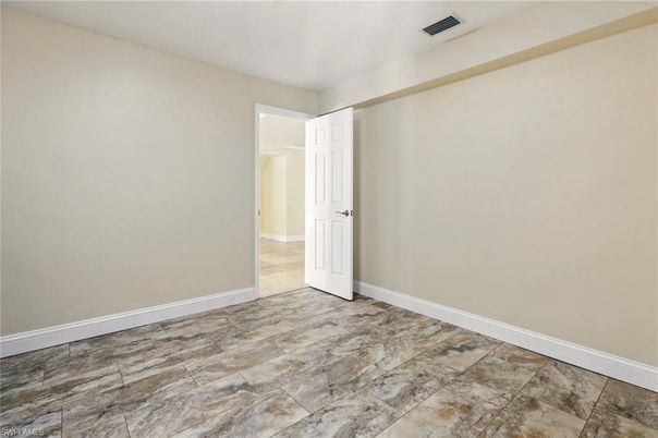 Empty room, Interior