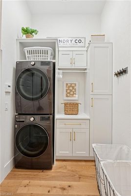 Interior, Utility Closets, Washer, Wood Texture Flooring