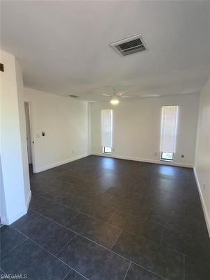 Empty room, Interior