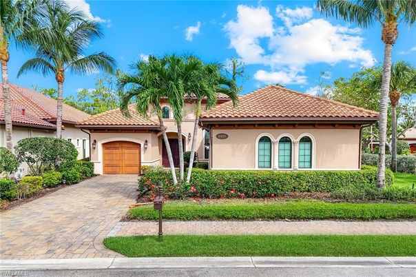 Attached, Exterior, Facade, Mediterranean