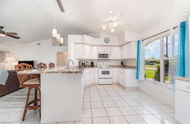 Dining room, Interior, Kitchen, Pendant Lights, Stainless Steel Appliances