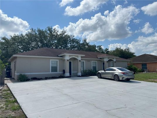 Exterior, Facade, Ranch