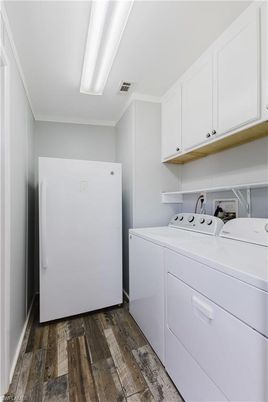 Interior, Utility Closets, Washer, Wood Texture Flooring