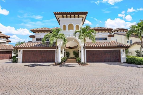 Attached, Exterior, Facade, Mediterranean